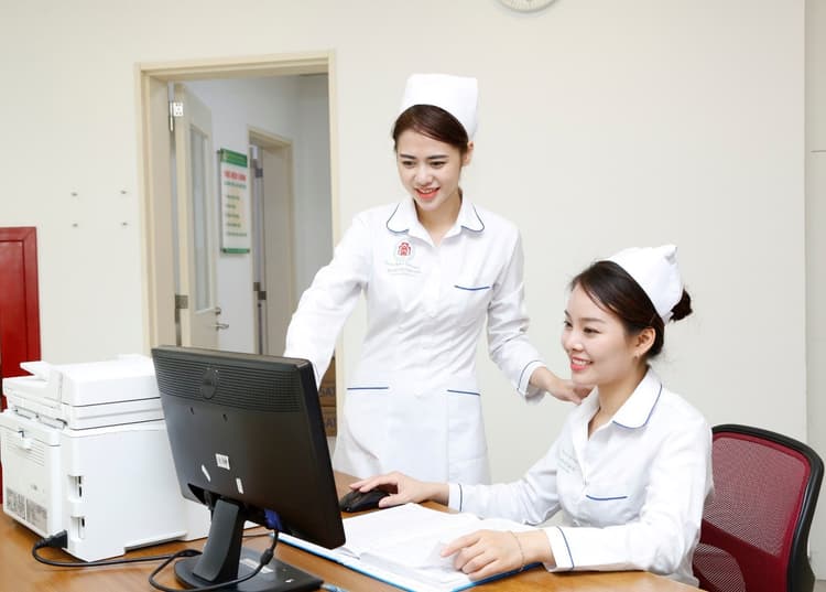 Luyện nghe hội thoại bệnh viện bằng phim song ngữ