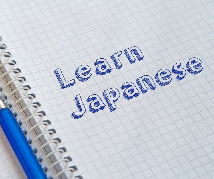 So sánh học tiếng Nhật ở trung tâm và học qua phim: Đâu là phương pháp phù hợp với người học hiện đại?