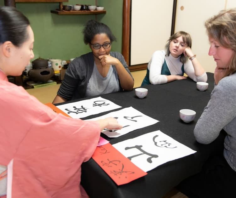 Từ con số 0 đến N2 tiếng Nhật cần bao lâu: Lộ trình thực tế và những yếu tố quyết định bạn đi nhanh hay chậm